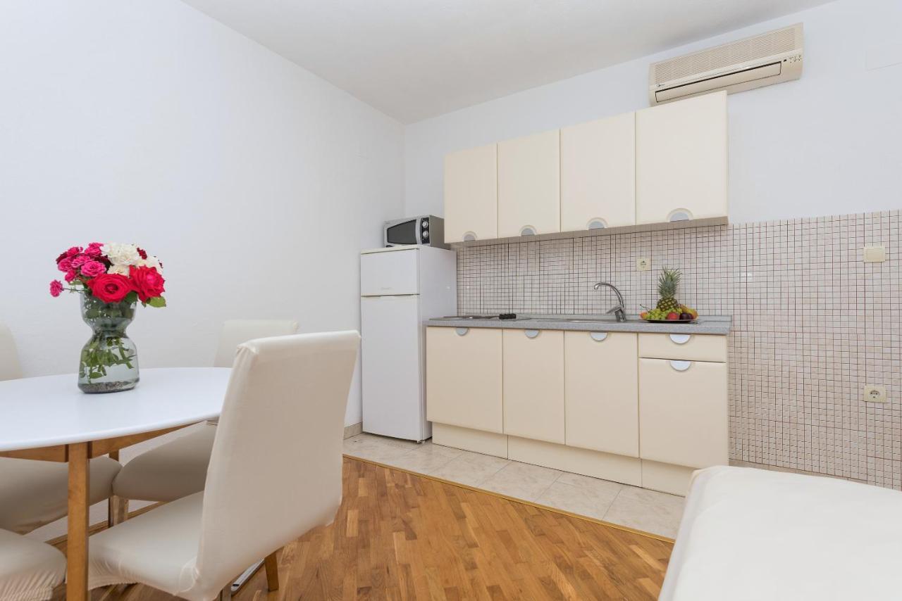 Skiljini Dvori - Apartman Макарська Екстер'єр фото