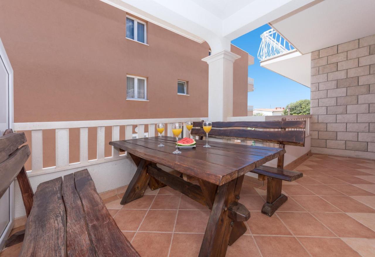 Skiljini Dvori - Apartman Макарська Екстер'єр фото